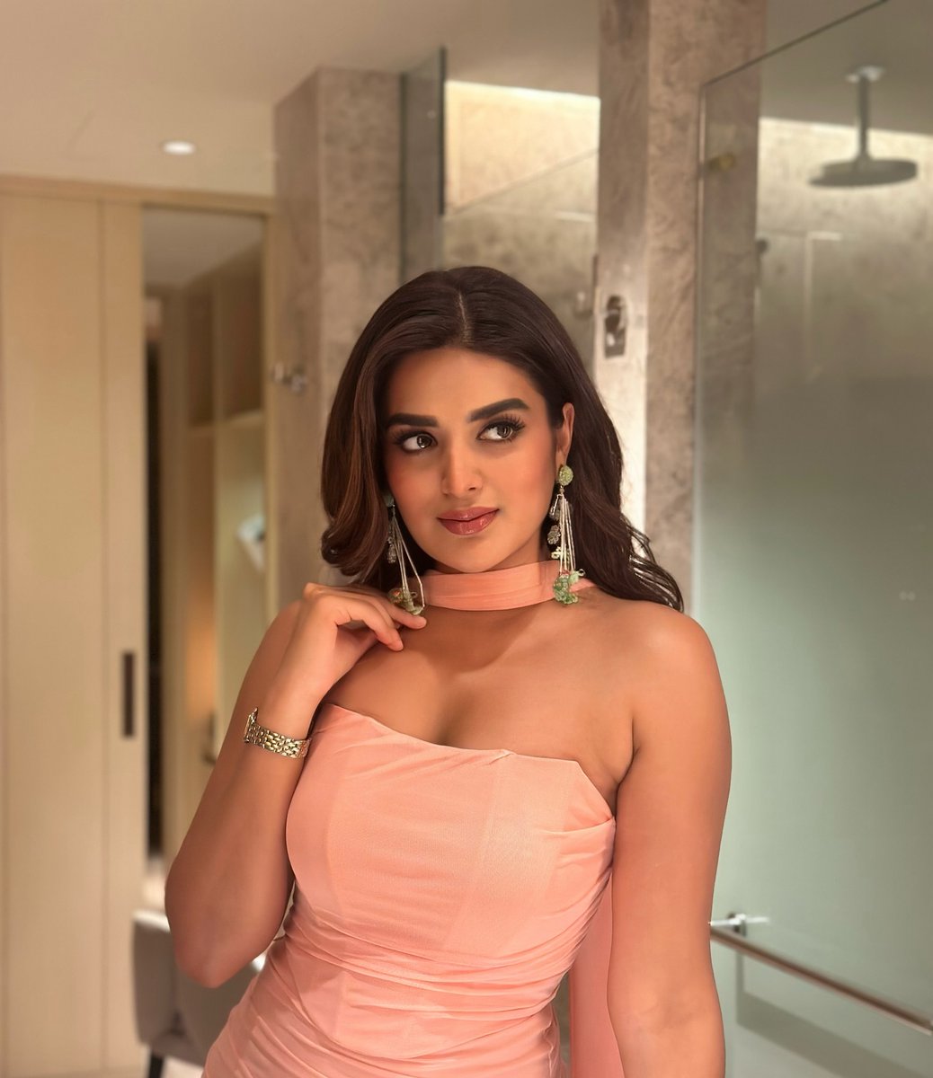 FilmyGlamour's tweet image. Nidhhi Agerwal Turns Heads In Blush Pink Glam! 💫💖

#NidhhiAgerwal #BlushPink #GlamGoals #IndianActress #FilmyGlamour
