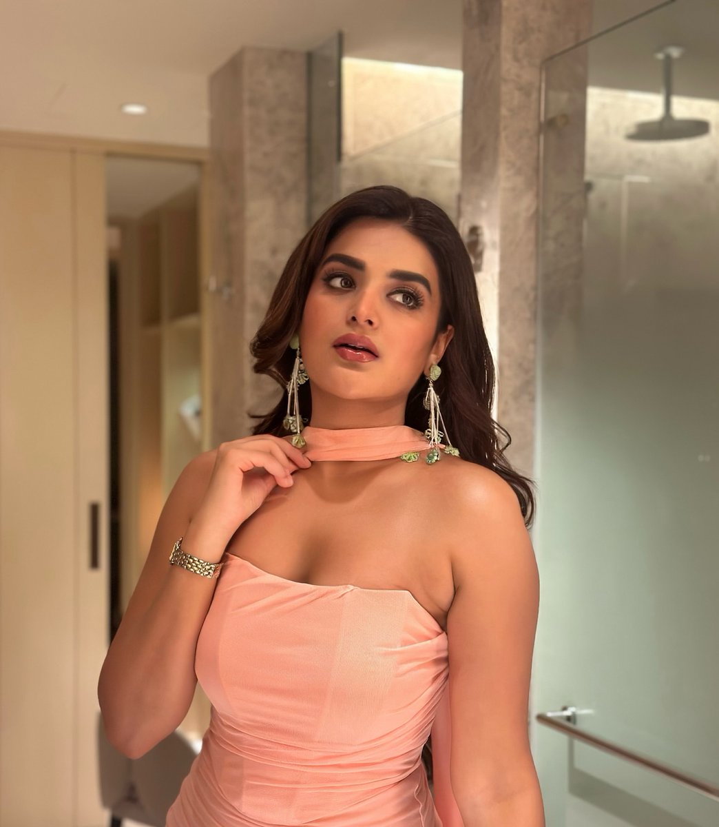 FilmyGlamour's tweet image. Nidhhi Agerwal Turns Heads In Blush Pink Glam! 💫💖

#NidhhiAgerwal #BlushPink #GlamGoals #IndianActress #FilmyGlamour