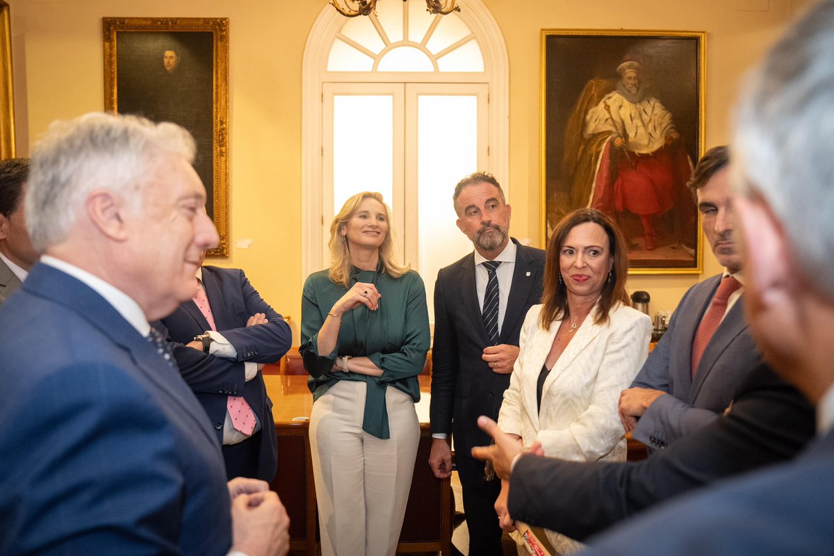 Hoy he estado con los consejeros de vivienda que representan al 70% de los españoles para abordar el primer problema del país.

Invitamos a la ministra, pero no apareció.

Estará ocupada buscando cómo culpar al cambio climático de que el alquiler esté por las nubes.