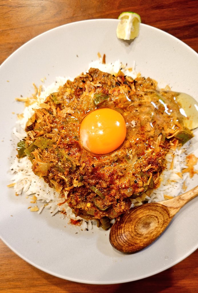 スパイスキーマカレー、ピーマン大量、バスマティライス、フライドオニオン、生卵、スダチを絞って美味😋！