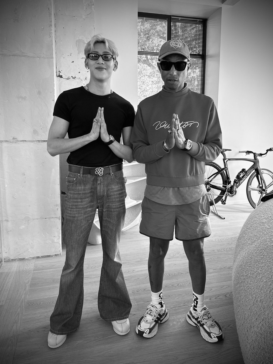 "ตะหนูแบมแบมกับฟาร์เรลล์"ปังมากกก ยกมือไหว้แบบไทยด้วย

#LVMenSS26 #LouisVuitton @louisvuitton
#.BamBamxLVMenSS26 << แท็กนี้อย่าพึ่งใช้กันนะให้ใช้วันงานเลย 
#BamBam #뱀뱀