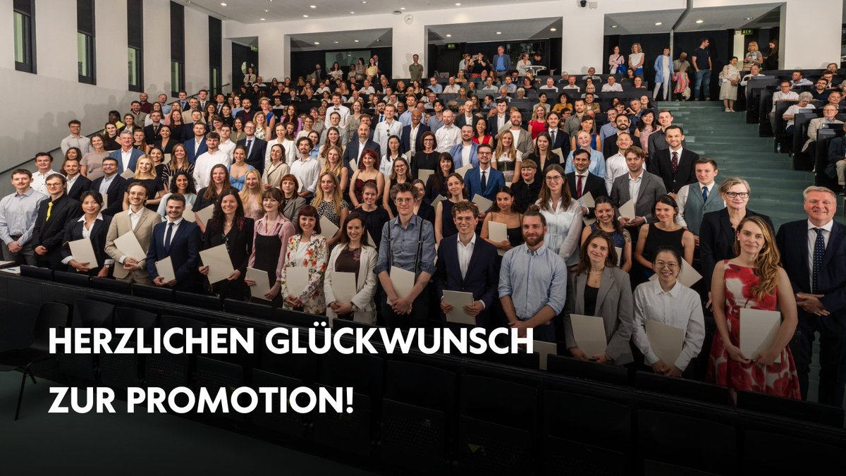 💪Stark: Aktuell gibt es 178 frisch gebackene Doktor:innen an der #CharitéBerlin. Rund 120 von ihnen haben bei der Promotionsfeier &amp; in Anwesenheit von Familie und Freund:innen ihre Urkunde persönlich entgegengenommen. 🎓 Wir gratulieren zu dieser tollen Leistung! 🥳