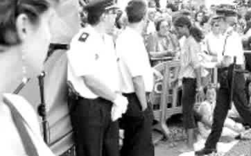 Cunao_oviedista's tweet image. Viendo ayer la Calle Uría llena de camisetas azules, no pude dejar de pensar en aquel día en que la policía municipal sacó a una bailarina del desfile de América en Asturies porque llevaba una camiseta del @RealOviedo y eso era "provocar" porque el equipo del PP era el ACF.
