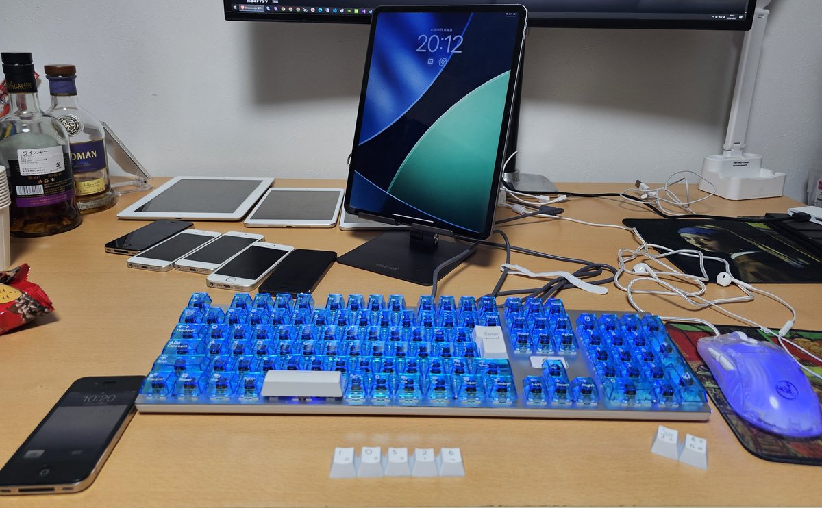 VIPofGOLD's tweet image. ios26に備えてキーボード新調した。
青春のios5やwindows vista時代(´；ω；｀)最高すぎる。時代が帰ってきたOSデザイン。影響受けてフルティガーエアロな周辺機器たくさん出るといいなー 集めたい
#frutigeraero #ios26 #iPadOS26