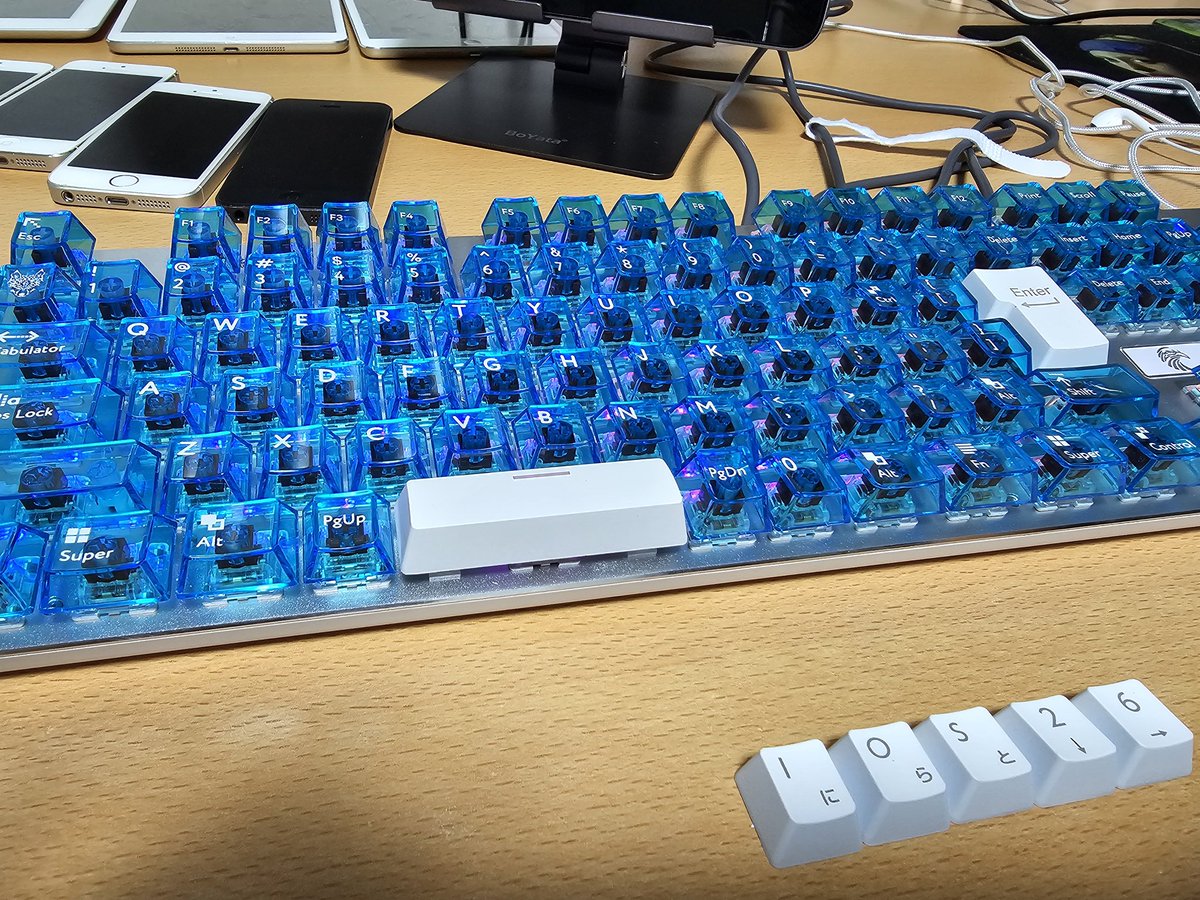 VIPofGOLD's tweet image. ios26に備えてキーボード新調した。
青春のios5やwindows vista時代(´；ω；｀)最高すぎる。時代が帰ってきたOSデザイン。影響受けてフルティガーエアロな周辺機器たくさん出るといいなー 集めたい
#frutigeraero #ios26 #iPadOS26