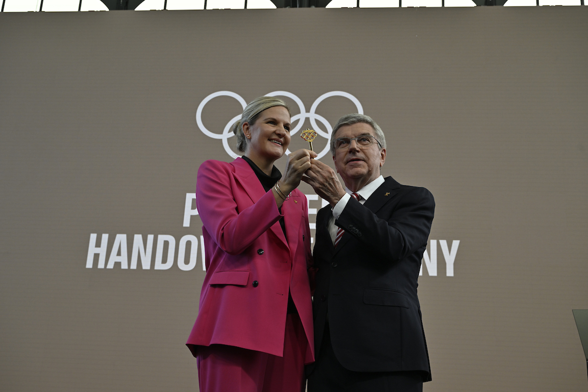 With gratitude and confidence, Thomas Bach hands over the key of Olympic House to Kirsty Coventry, the 10th President of the International Olympic Committee.