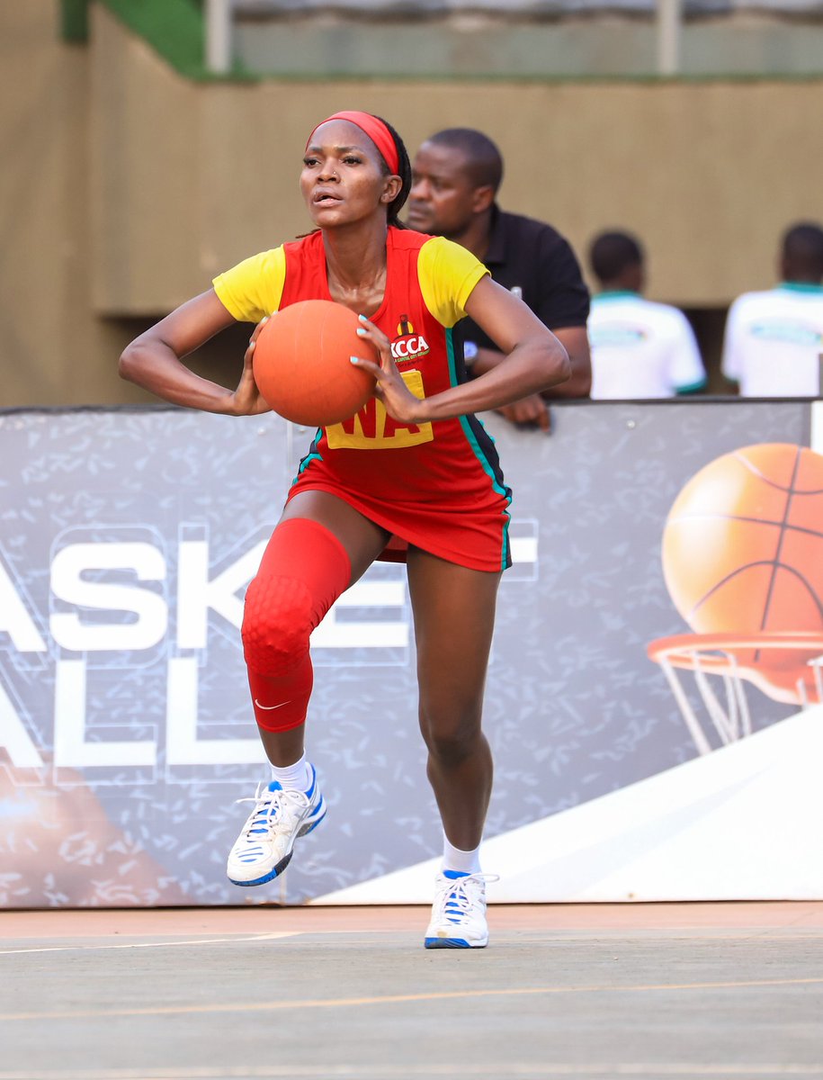 sportslens1's tweet photo. Norah Lunkuse pulling strings in midfield like a maestro π―π₯ The WA magician for KCCA Netball continues to dazzle! #NetballUG #KCCAQueens #LunkuseMagic https://t.co/S5vmOev1Ce