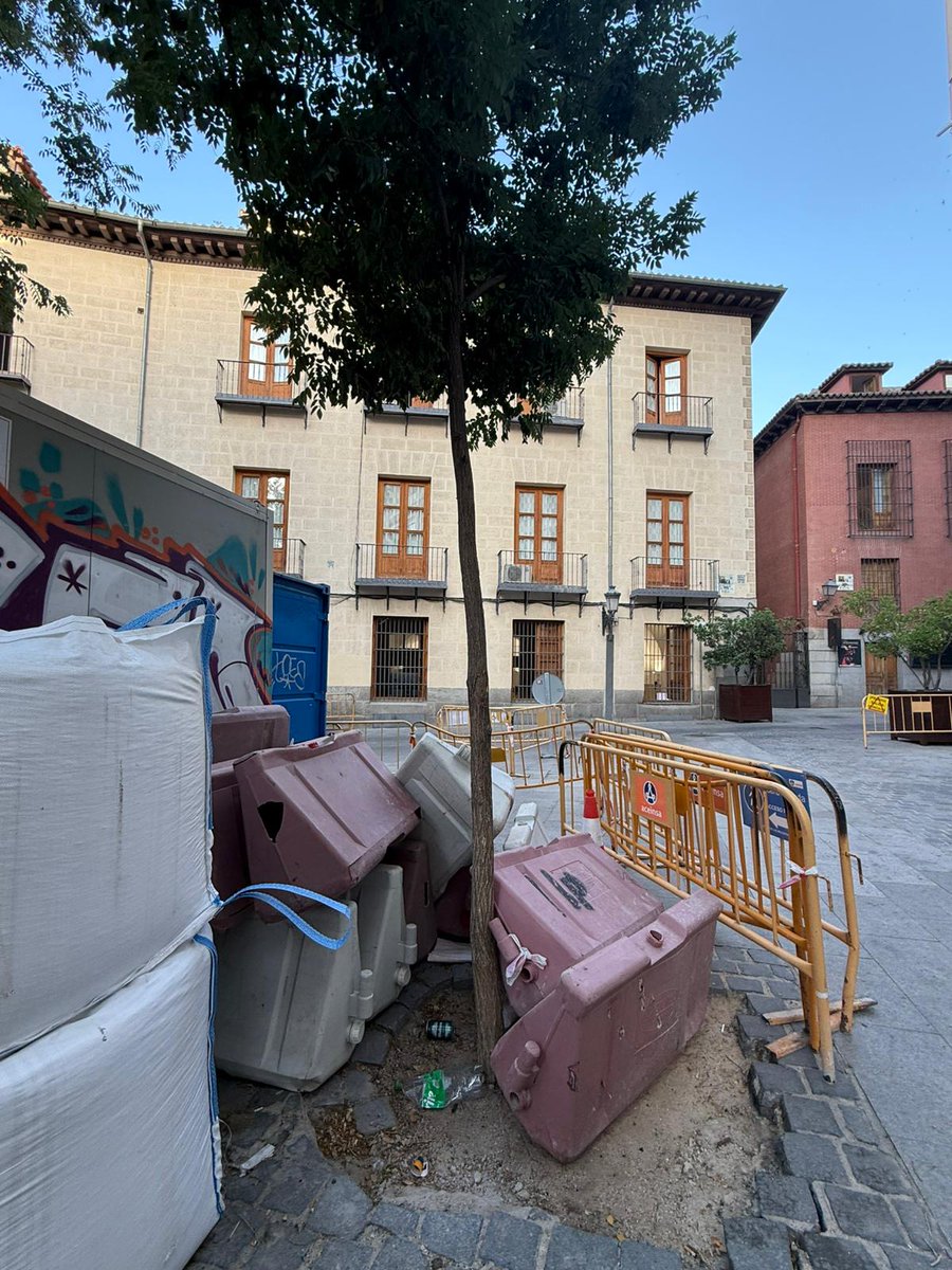 AVCavas's tweet image. En Madrid parece ser que todo el mundo se ha puesto de acuerdo en cargarse el arbolado: ésto es en la Plaza de Conde Barajas!