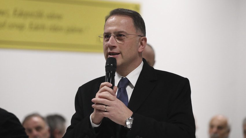 Silivri’de tutuklu bulunan Beylikdüzü Belediye Başkanı Mehmet Murat Çalık az önce yeniden hastaneye kaldırılmış.

Geçmişte iki kez kanser tedavisi görmüş. İlk operasyondan beri tutuklu. 3 ayda 15 kilo vermiş. Sağlığı iyiye gitmiyor.