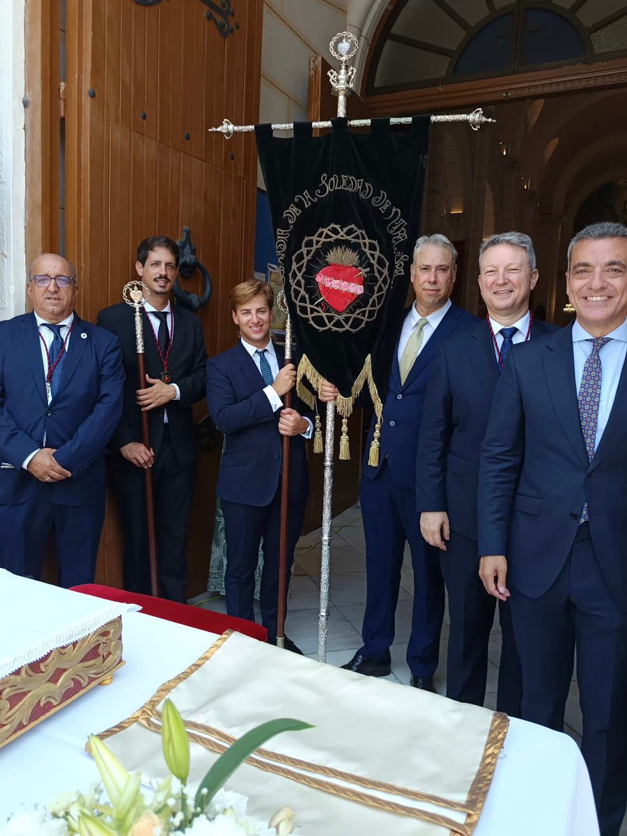 📸 Ayer, domingo 22 de junio, varios miembros de nuestra Junta de Gobierno tuvieron el honor de participar en la procesión del Santísimo Corpus Christi en Melilla.

🙏 Un acto de fe y devoción en el que acompañamos al Señor Sacramentado con profundo respeto y amor.