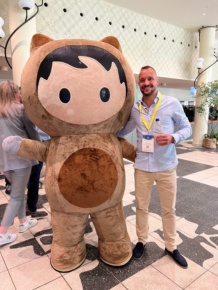☁️ Spannende Gespräche auf der #Agentforce2025 mit Kollegen, Partnern &amp; Kunden 🤝 Highlight: Mein erster selbst gebauter Agent🤖 &amp; starker Kundenauftritt🎤
Natürlich auch Foto mit dem Maskottchen🦊
Im Kopf bleibt: What if…?💡#AgentforceWorldTour #nexumch cc/ <a href="/nexum/">nexum AG</a> <a href="/salesforce/">Salesforce</a>