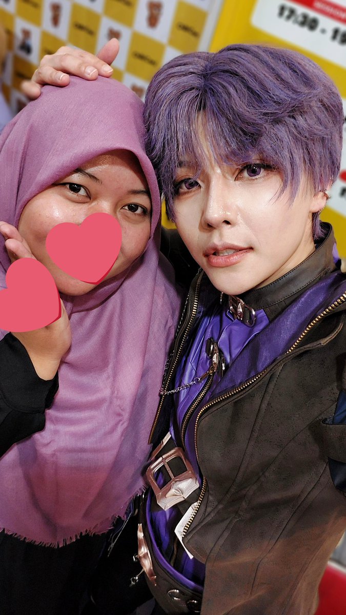hawa1601's tweet photo. Ketagihan foto cheki. Dua kali cheki sama Rafayel 😍
Mikki pat pat my head 🫠 or should I say Rafayel pat pat my head 😆
@/mikki_kairi is a very sweet person 🫶🏾
#Chibicon7 https://t.co/pthclmDitT