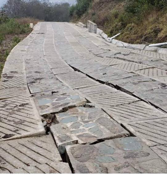 LOVREGA's tweet photo. Los caminos artesanales, otro fracaso de López Obrador. https://t.co/DAw89490bZ