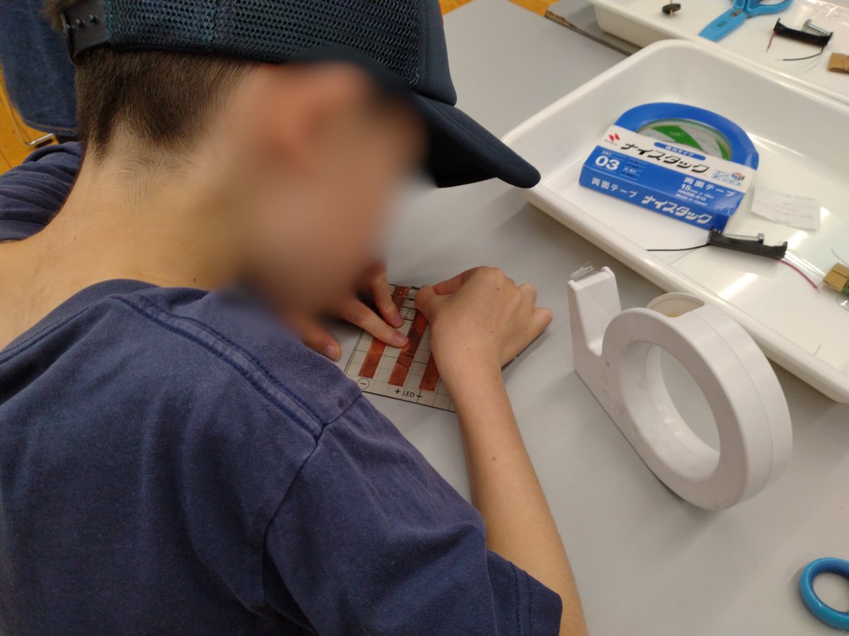 tscitech's tweet image. 6月22日に鷹番住区センターでホバークラフトとアクセルごまの工作教室を行いました。
ホバークラフトは、お椀を風の力で浮かせて摩擦力を小さくすることで、すいすいと動かす工作です。
アクセルごまは、電気と磁石の力で回り続けるこまの工作です。
参加してくださった皆様、ありがとうございました!