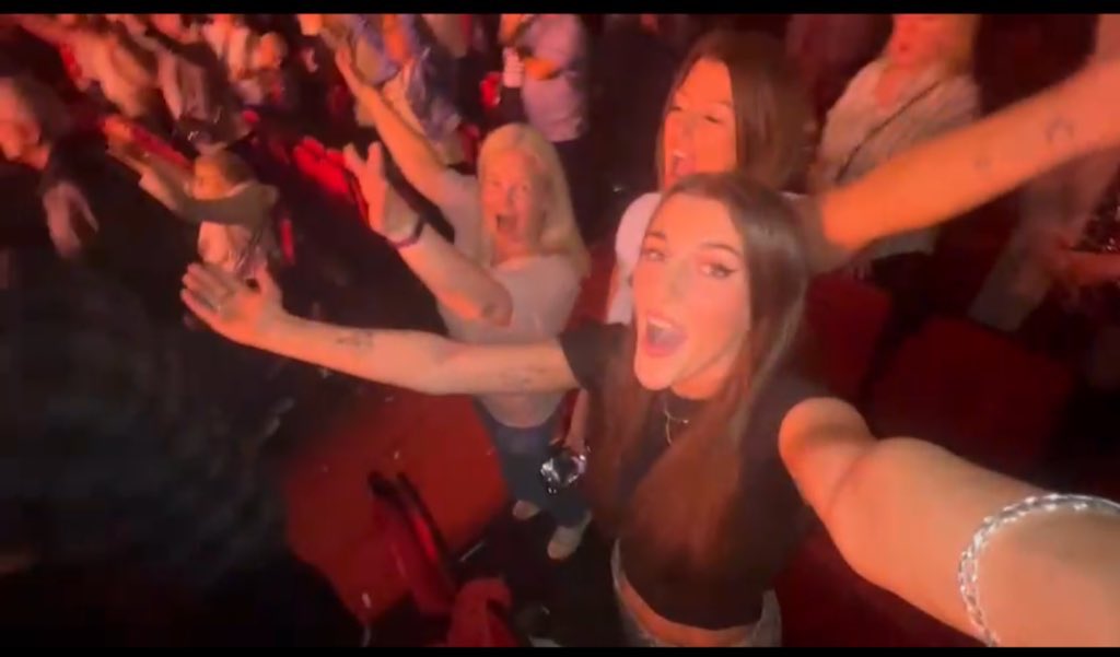 _VJ77's tweet photo. @GaryBarlow I mean my pictures of you are not the clearest but everyone loves a mic between the loins snap😝🤣🎤 🐝 and a few of me and my mini me - Can you guess what song? 🤣🙌🏻 #MyBirthdayGig #MyMiniMe #Manchestaaaaar #posttourblues - Don’t be sad it’s over smile because it happened 🫶🏻 XX https://t.co/qoOGEjYkr7