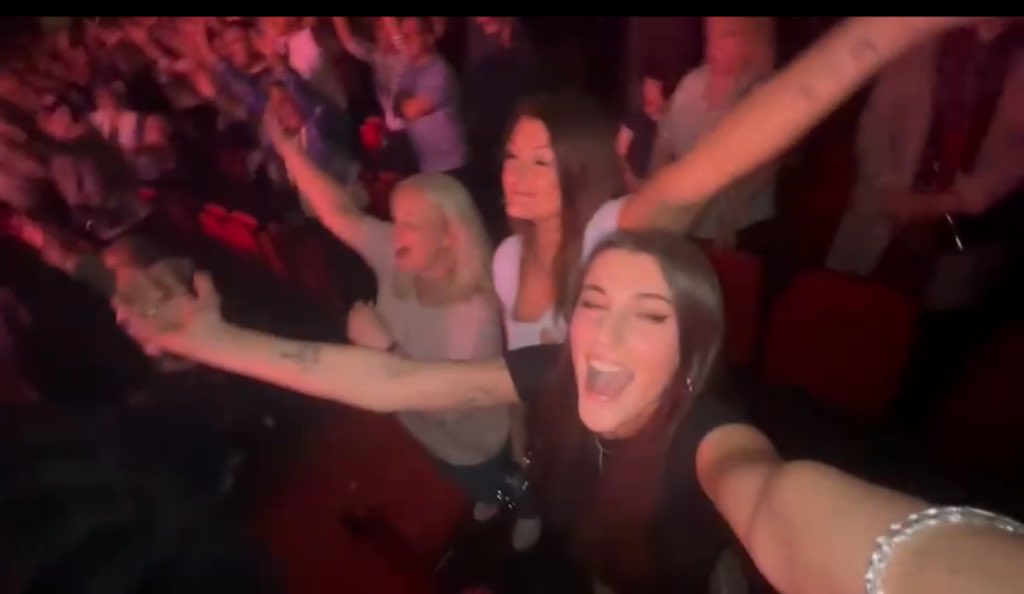 _VJ77's tweet photo. @GaryBarlow I mean my pictures of you are not the clearest but everyone loves a mic between the loins snap😝🤣🎤 🐝 and a few of me and my mini me - Can you guess what song? 🤣🙌🏻 #MyBirthdayGig #MyMiniMe #Manchestaaaaar #posttourblues - Don’t be sad it’s over smile because it happened 🫶🏻 XX https://t.co/qoOGEjYkr7