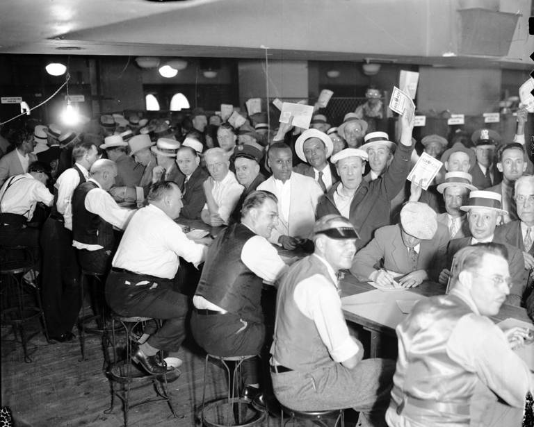LRonLacy's tweet photo. #OTD in 1936
‘Early arrivals sign over their bonus bonds for cash at the Federal Building's bonus headquarters, circa June 23, 1936.’
Chicago Tribune historical photo #BonusMarch #BonusArmy https://t.co/CIF7iRdWfJ