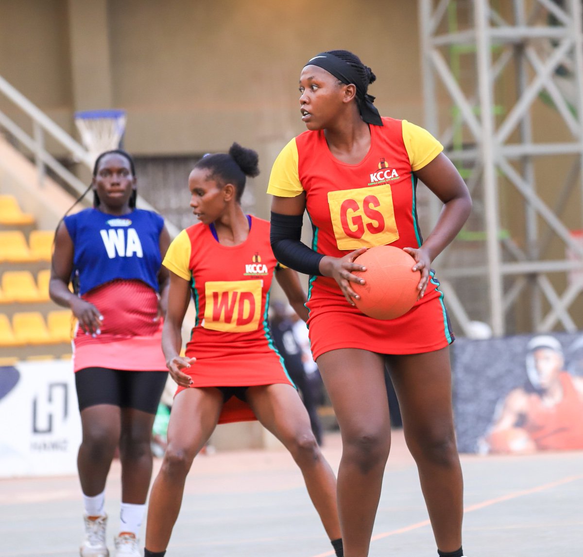 sportslens1's tweet photo. Shadia βMimaβ Nassanga β KCCAβs lethal GS! π―π₯ Bossing the circle, hitting clutch shots and sharpshooter in full flow! #NetballUG #KCCAQueens #MimaMagic https://t.co/IKOlGFFvWw
