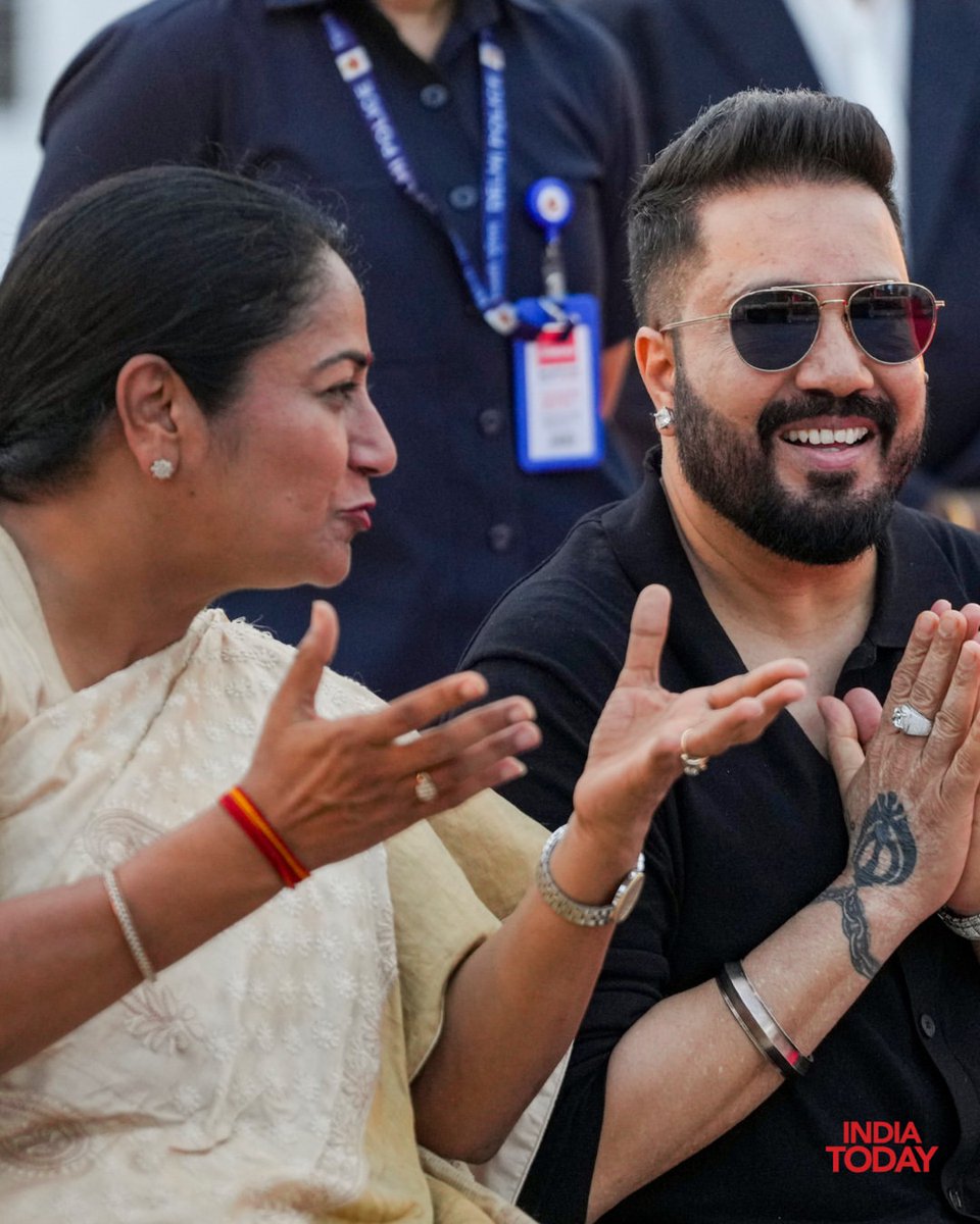 Delhi Chief Minister Rekha Gupta, Delhi Police Commissioner Sanjay Arora, and singer Mika Singh attended a programme at Kartavya Path in New Delhi to mark the International Day Against Drug Abuse and Illicit Trafficking. <a href="/gupta_rekha/">Rekha Gupta</a> <a href="/MikaSingh/">King Mika Singh</a> 

 #RekhaGupta #DrugFreeBharat