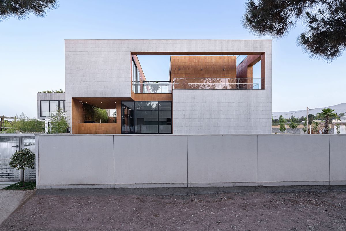 Architizer's tweet image. This design turns solid rooms and brick-lined voids into a spatial system that invites exploration across floors and outdoor areas.

📍Tehran, Iran

Project by: AsNow Design and Construct
Details: arc.ht/3I7A1VX