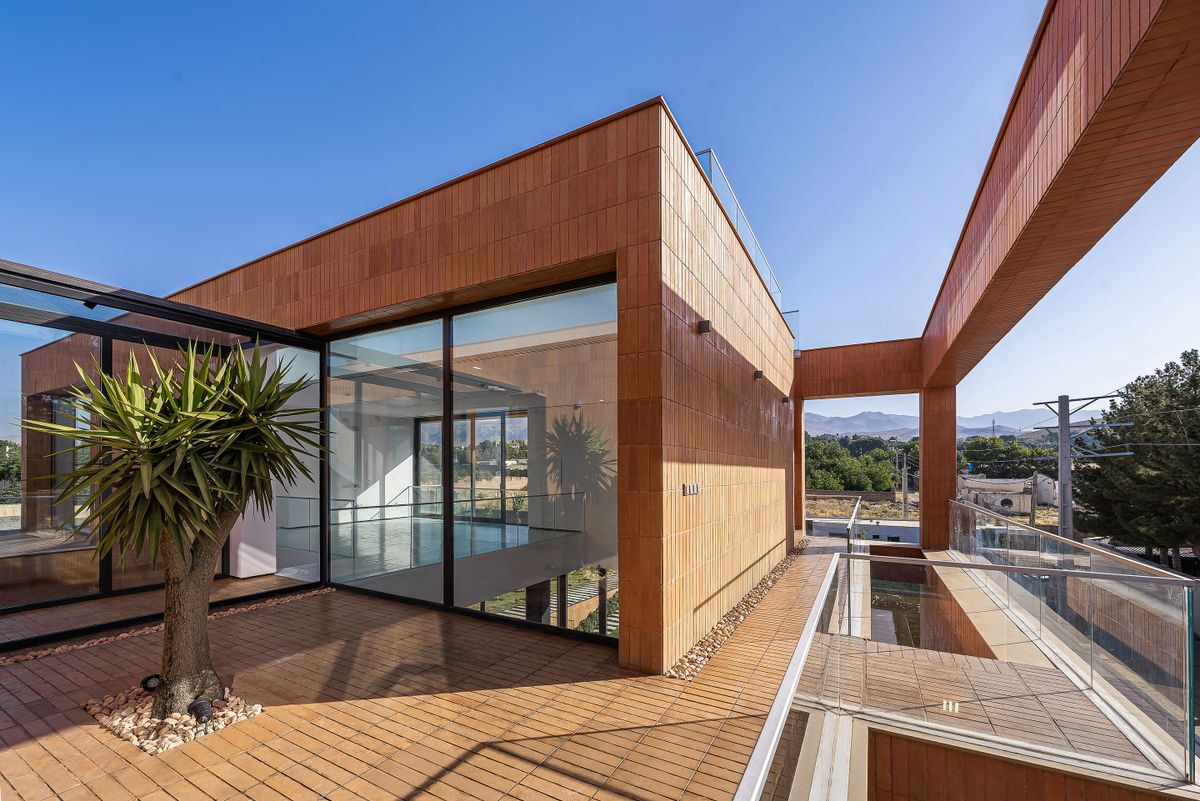 Architizer's tweet image. This design turns solid rooms and brick-lined voids into a spatial system that invites exploration across floors and outdoor areas.

📍Tehran, Iran

Project by: AsNow Design and Construct
Details: arc.ht/3I7A1VX