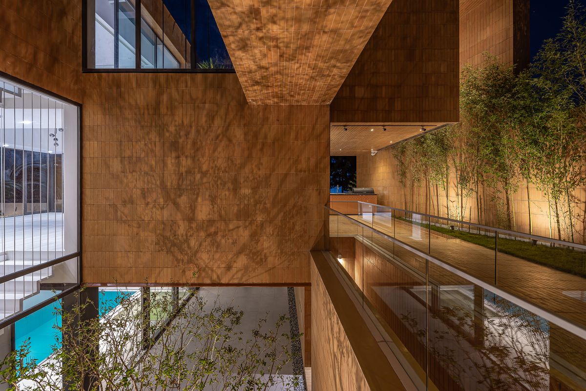 Architizer's tweet image. This design turns solid rooms and brick-lined voids into a spatial system that invites exploration across floors and outdoor areas.

📍Tehran, Iran

Project by: AsNow Design and Construct
Details: arc.ht/3I7A1VX