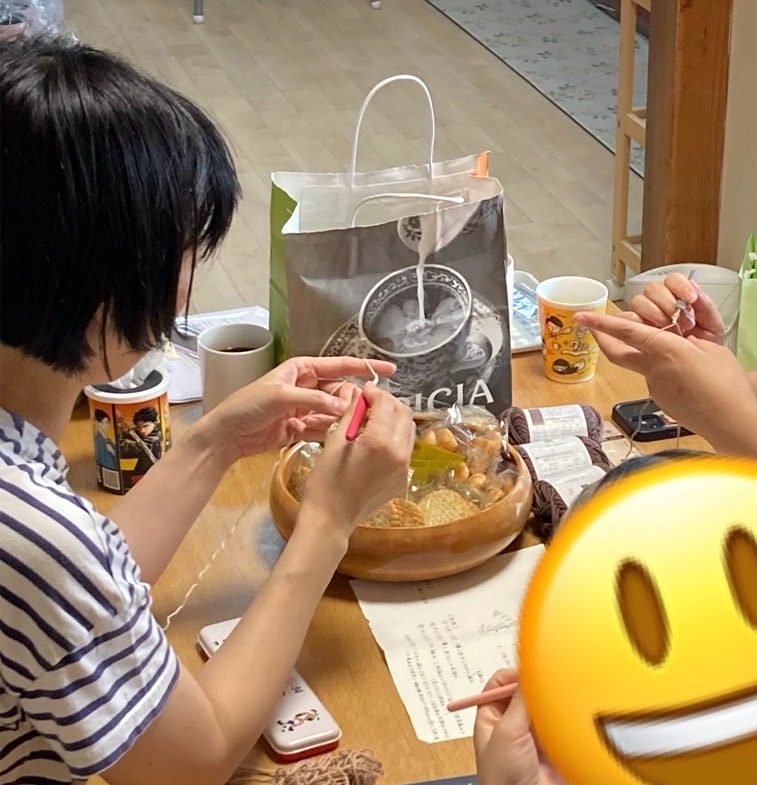 miraihouse_kmmt's tweet image. シンママ編み物サロンを開催しました!編み物が得意なスタッフが講師です。参加者はみんな初心者。基本を教えてもらった後、お目当ての赤ちゃんの夏帽子作りに取り掛かりました。意外と難しくみんなだんだん真剣そのものに。でもその合間にも子どもの話や近況などおしゃべりもしながら楽しい会でした。