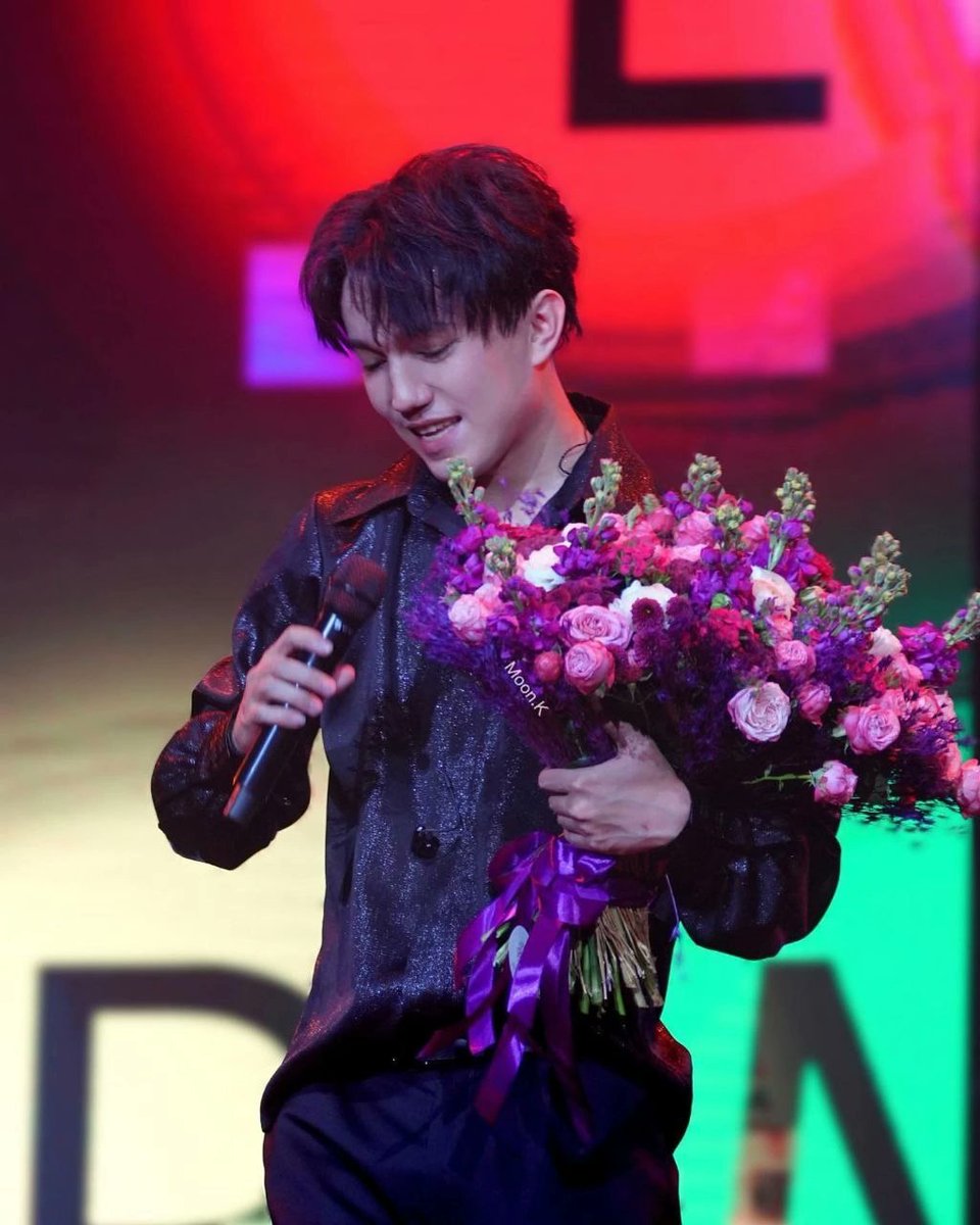 jynyqipivuwi's tweet photo. @Fanclub_phoenix Димаш держит зрителей в своих руках с того момента, как он выйдет на сцену. И люди слушают забывая дышать! Вот он и есть реальный шоумен. Димаш человечише, таких мало.
#DimashQudaibergen
DIMASH INSPIRES THE WORLD https://t.co/vU7wdNBit9