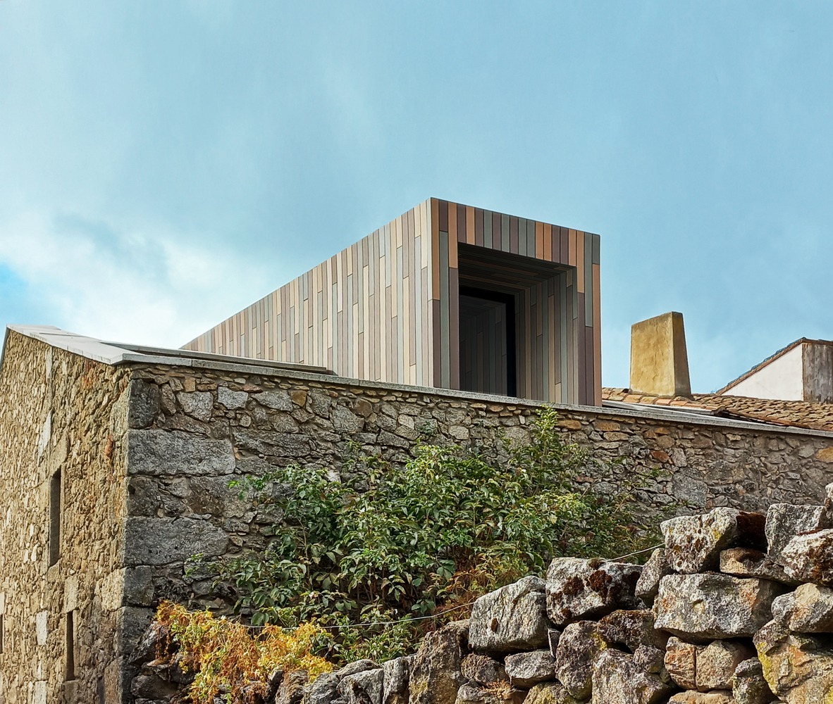 retokommerling's tweet photo. La Casa Escondida, de Hombre de Piedra Arquitectos + Juan Ignacio Vilda Marín, se oculta entre rocas y vegetación, fundiéndose con el entorno. https://t.co/R12Ee5THjF