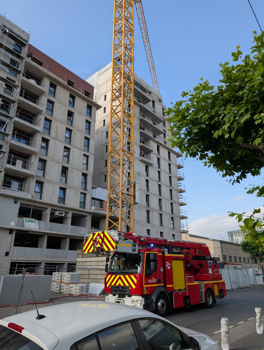 Intervention des secours rue du Clos-Four à Clermont-Ferrand : un individu est monté sur un bâtiment en chantier ➡️ lamontagne.fr/clermont-ferra…