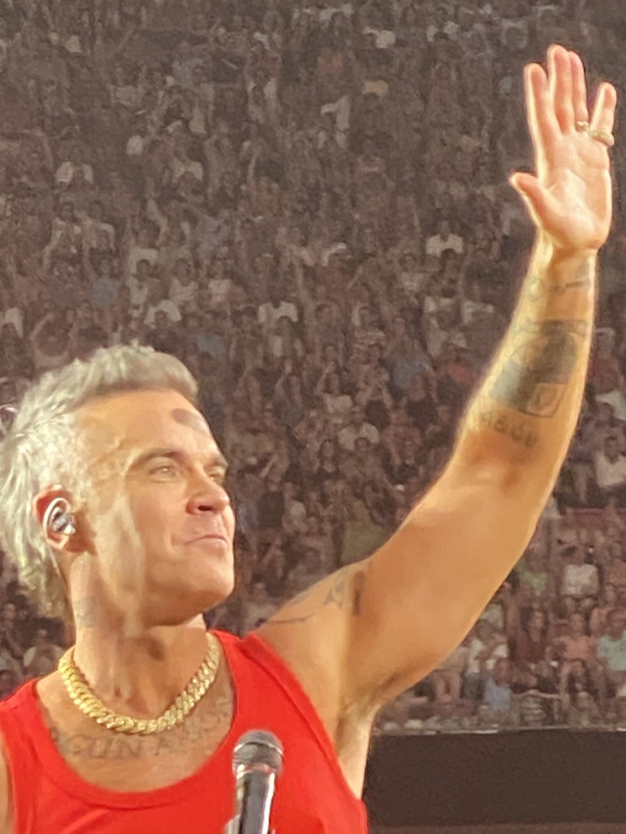robbertels's tweet photo. Deze man kan er nog wat van. Het was een mooie avond! @robbiewilliams @Ticketmaster_NL https://t.co/EJcHifuUac