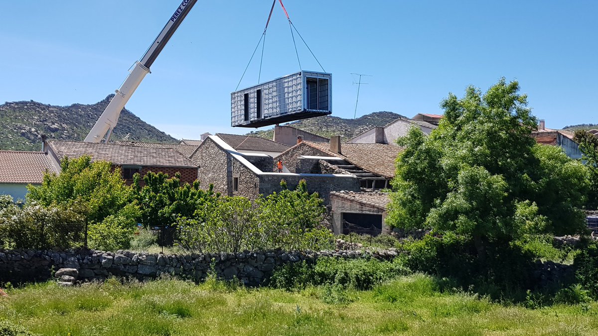 retokommerling's tweet photo. La Casa Escondida, de Hombre de Piedra Arquitectos + Juan Ignacio Vilda Marín, se oculta entre rocas y vegetación, fundiéndose con el entorno. https://t.co/R12Ee5THjF
