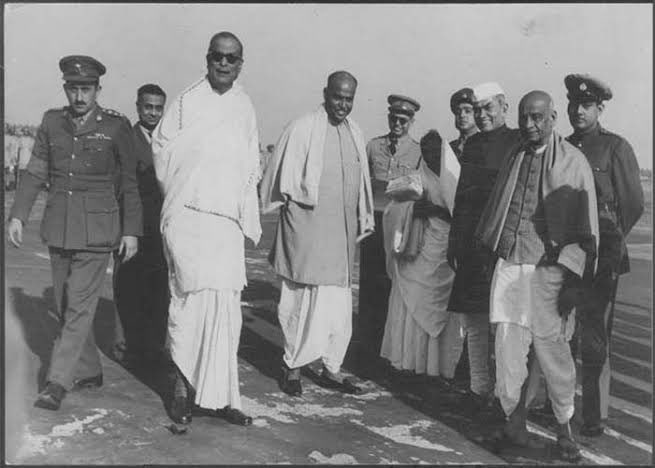 एक बार लोकसभा में बहस के दौरान नेहरू ने कहा #आई_विल_क्रश_जनसंघ

तभी अपनी पार्टी से अकेले चुन कर आए एक सांसद ने भरे सदन में नेहरू से कहा, #आई_विल_क्रश_दिस_क्रशिंग_मेंटालिटी

उस सांसद का नाम था डॉ० श्यामा प्रसाद मुखर्जी 

डॉ० मुखर्जी ना होते तो आधा पंजाब, पूरा असम, आधा बंगाल आज