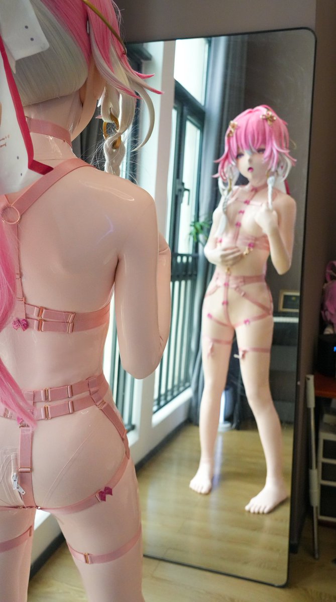 镜中的乳胶玩偶是如此的光亮平滑，体内道具的振动让小嘴伸出了俏皮的舌头
～锁闭的头壳和无缝的胶衣带来的封闭和紧贴又好似在无声提醒你:
“好好享受～这可是你梦中的自己”
好舒服❤️好喜欢❤️想继续享受作为“长离”的自己……
📷:<a href="/404Nicht191/">404😋</a> 
 #着ぐるみ #kigurumi #latex #胶衣 #鸣潮