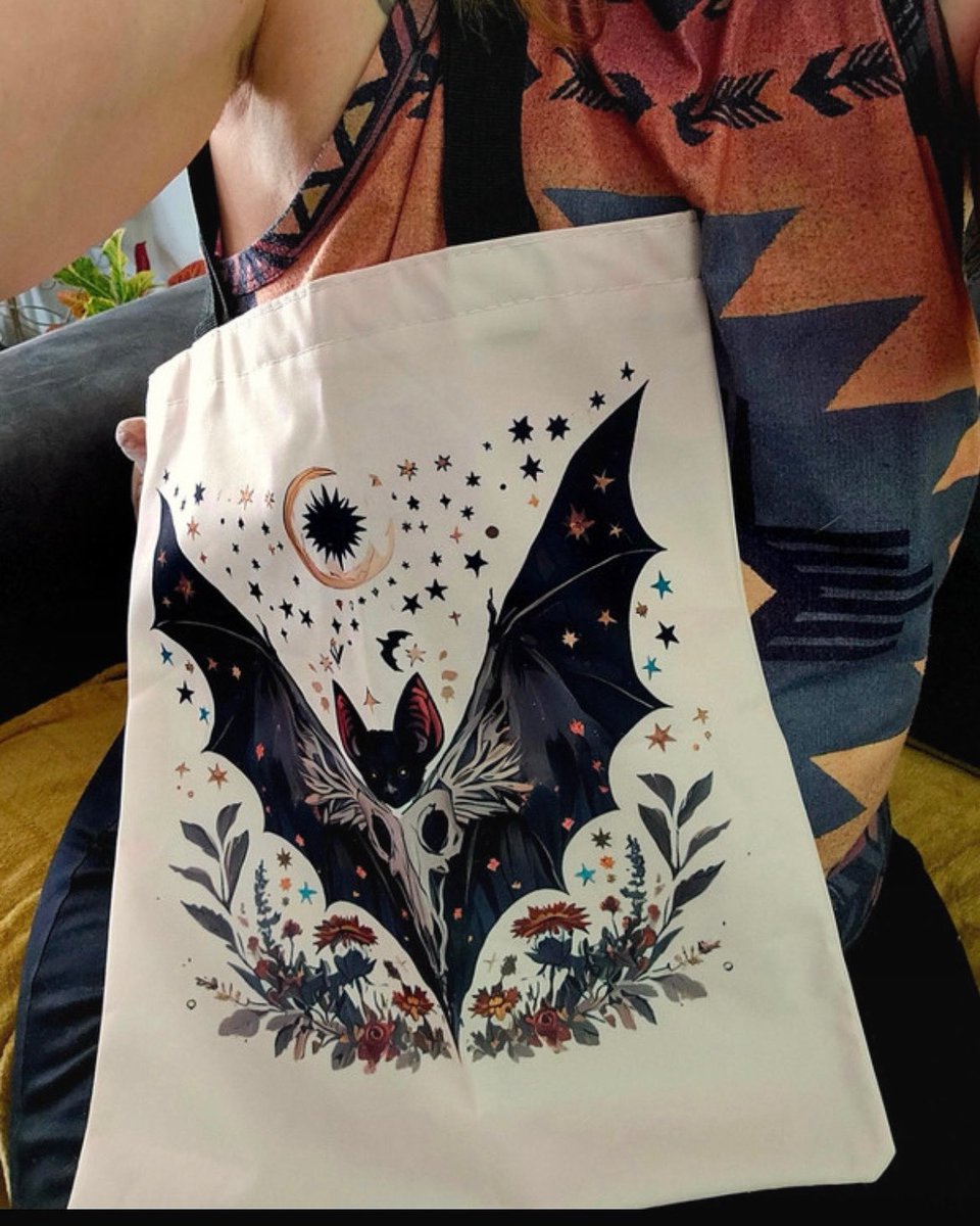 redravenbazaar's tweet image. Love at first fang - this unused bold bat tote is perfect for your daily hauls with a gothic twist. Ready to land on your shoulder. Link in bio 👆🏻

vinted.nl/items/65583308…

#vintedfinds #totebagstyle #alternativestyle #darkfashion #vintedseller
