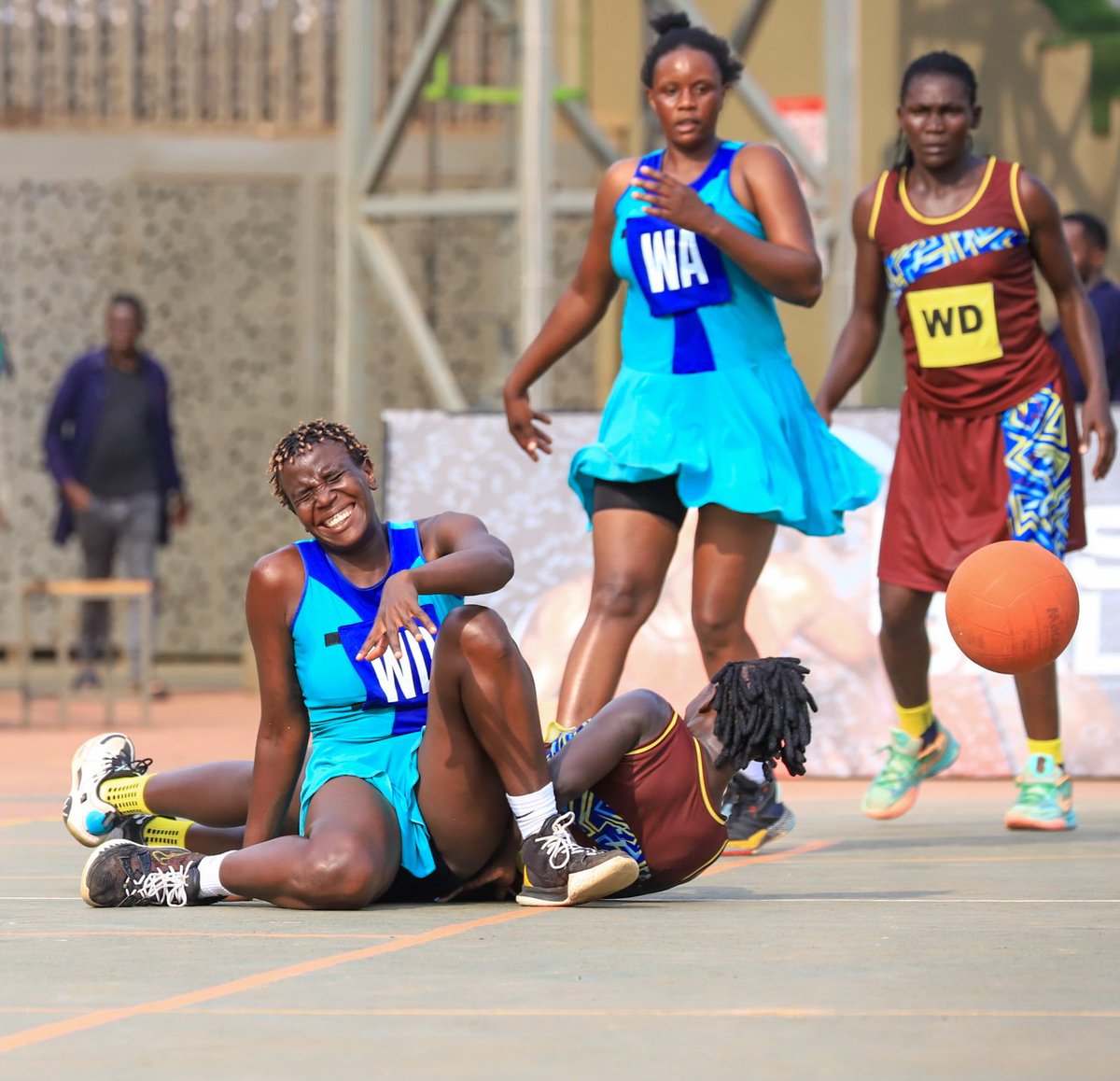 sportslens1's tweet photo. Hussien Yasime β the silent enforcer in Police Netballβs defence line! ππ¨ Shutting down wings and winning possession like a pro! #NetballUG #PoliceQueens #YasimeWD https://t.co/2YV7JEAoNm