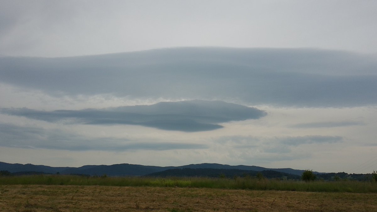 MeteoSynop's tweet image. Przybywa chmur piętra średniego. W Czechach już burzowo.

Nowa Ruda, 9:00:
☁️8/8 - Cu i tow., (⩽1/8), Ac prog., Cs (Cʟ = 2, Cᴍ = 5, Cʜ = 7)
temperatura: 18,6°C
temperatura punktu rosy: 11,9°C
wiatr 250° (WSW) o prędkości 3 m/s
widzialność: 35 km
ciśnienie względne: 1011,7 hPa