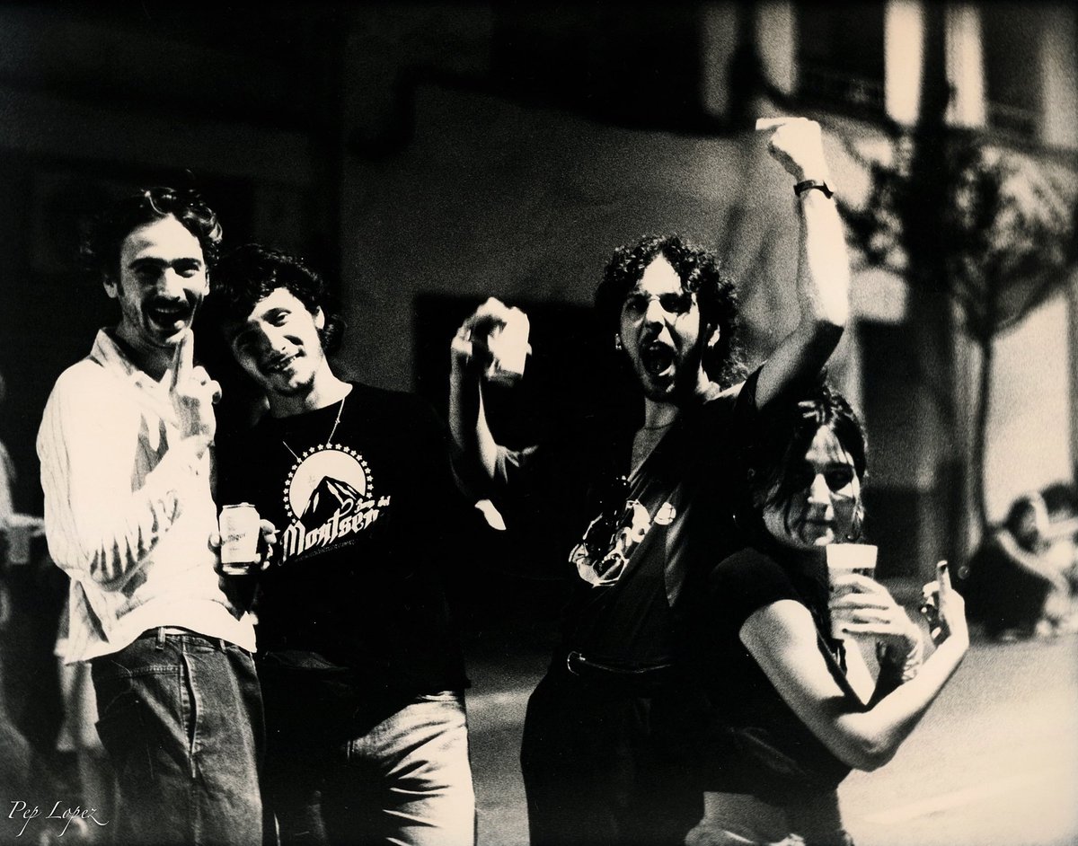 PepLopez6's tweet image. Remei de Ca la Fresca (de festa)

Passada del Castell, Enramades

Canon Eos 1 N RS &amp;amp; Ilford HP5 a 3200
Tetenal old stock paper &amp;amp; Escudellol Forte

Arbúcies, juny 2025

Analogue photo, no digital retouch

#Arbúcies   #Retrat  #analogblog #istillshootfilm #gent #carrer #Enramades