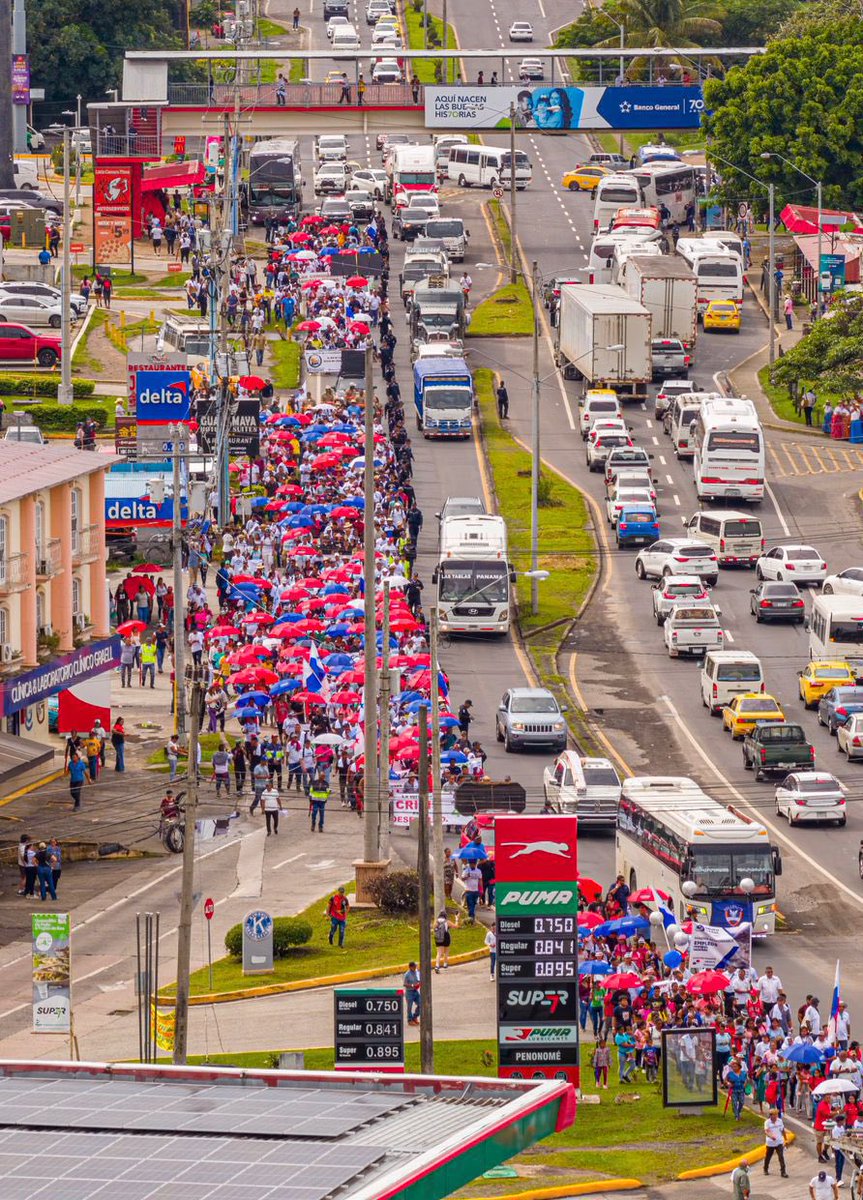 AlvaroAlvaradoC's tweet photo. Imágenes de la marcha pacífica que se dio ayer en Penonomé y en la que participaron colaboradores, extrabajadores y proveedores de la mina.. Los manifestantes coreaban consignas en defensa de sus, empleos y de la minería socialmente responsable. https://t.co/jdy3733D3d