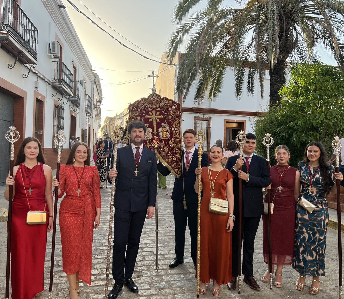 CruzdeAbajo_'s tweet photo. En la tarde de ayer tuvimos el placer de asistir a la procesión del Corpus Christi de nuestra localidad ❤️

Nuestra Hermana Mayor, Presidente,Mozo del estandarte, Reina y varios miembros del Grupo Joven acompañaron al Santísimo por las calles de Paterna 🌾 https://t.co/iruuDv7PjD