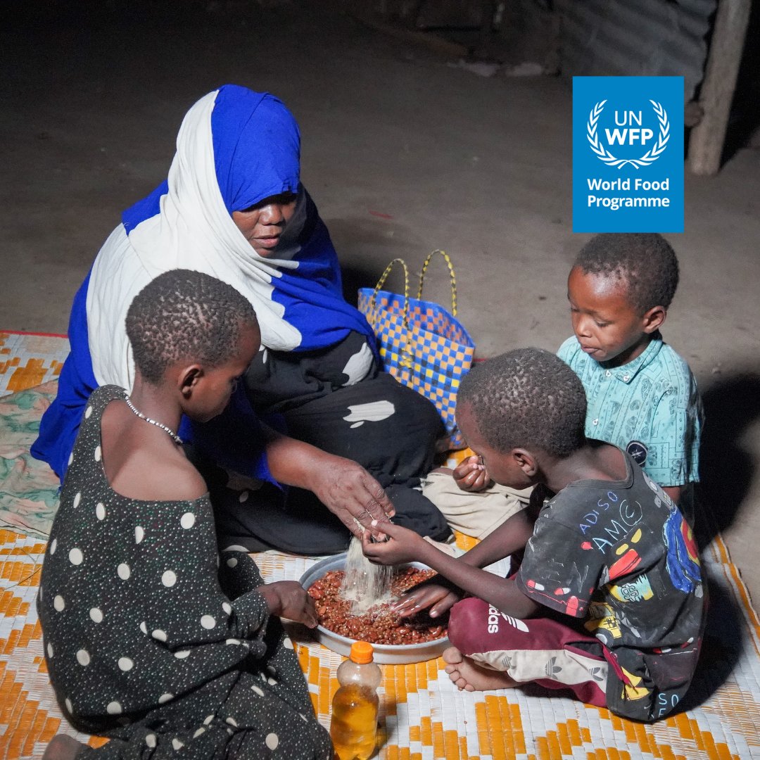 WFP_Kenya's tweet image. #DYK hundreds of refugees arrive weekly at Kenya’s camps, fleeing conflict and drought in neighbouring countries – often bringing nothing with them?
On arrival, @WFP serves these families hot meals – but funding shortfalls now threaten this life-saving support.