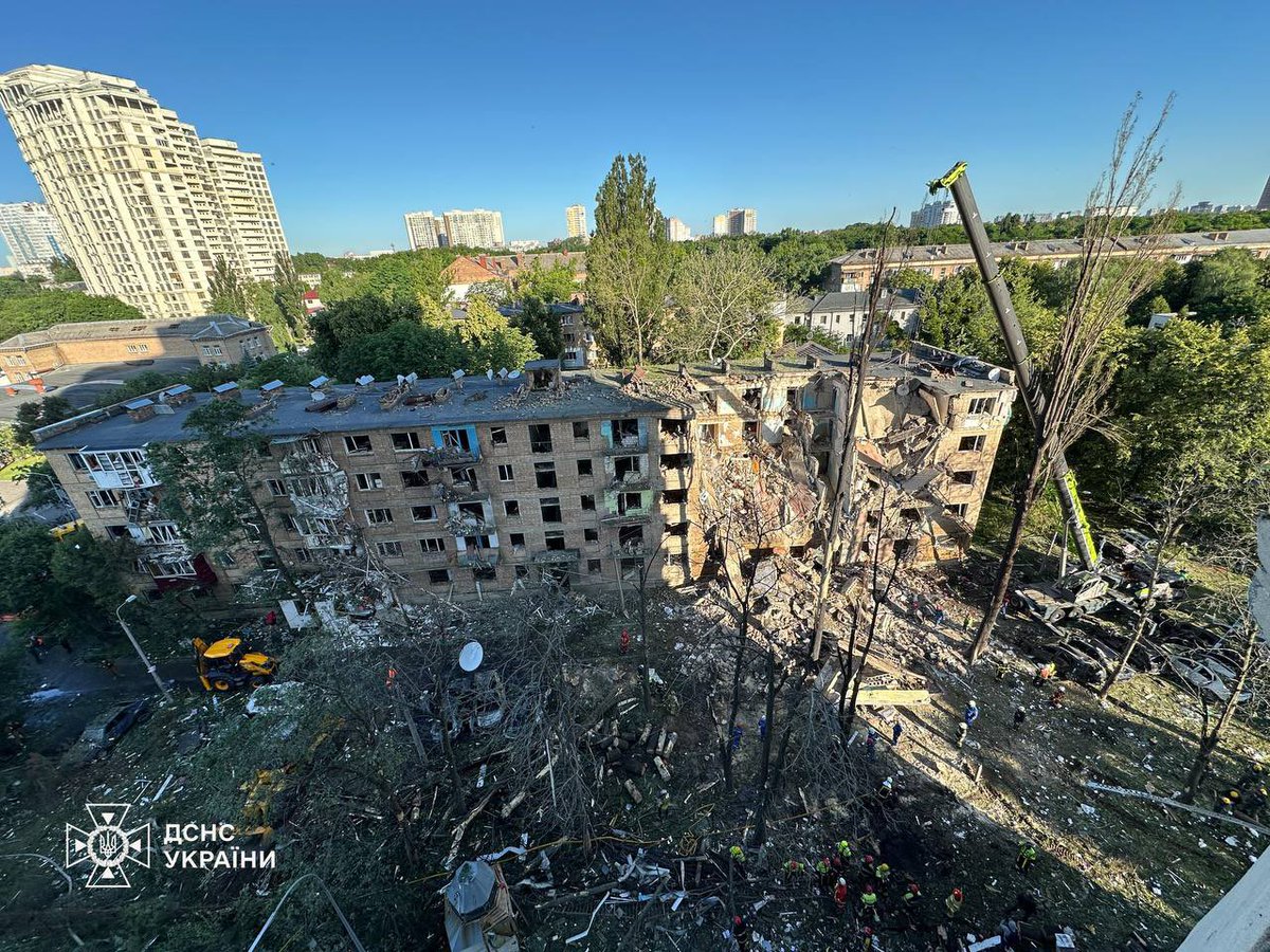 Russland greift die Ukraine immer wieder massiv und völlig ohne Konsequenzen an. Letzte Nacht wieder ein heftiger Drohnenangriff auf Wohnhäuser in Kyjiw. Mindestens 6 Tote und 19 Verletzte. Hier geht es nicht um militärische Ziele. Es geht um Terror.