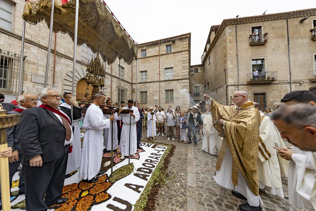 Bisbat de Girona ⛪️ (@bisbatgirona) on Twitter photo Girona va celebrar ahir el #CorpusChristi amb una missa solemne a la <a href="/CatedralGirona/">Catedral de Girona</a> presidida pel bisbe <a href="/fraoctavi/">fra Octavi Vilà</a> el ball de l’àliga i la processó fins a Sant Feliu.
Les confraries van omplir el recorregut de catifes de flors plenes de simbolisme🌸
📸: Àngel Almazan Girona va celebrar ahir el #CorpusChristi amb una missa solemne a la <a href="/CatedralGirona/">Catedral de Girona</a> presidida pel bisbe <a href="/fraoctavi/">fra Octavi Vilà</a> el ball de l’àliga i la processó fins a Sant Feliu.
Les confraries van omplir el recorregut de catifes de flors plenes de simbolisme🌸
📸: Àngel Almazan