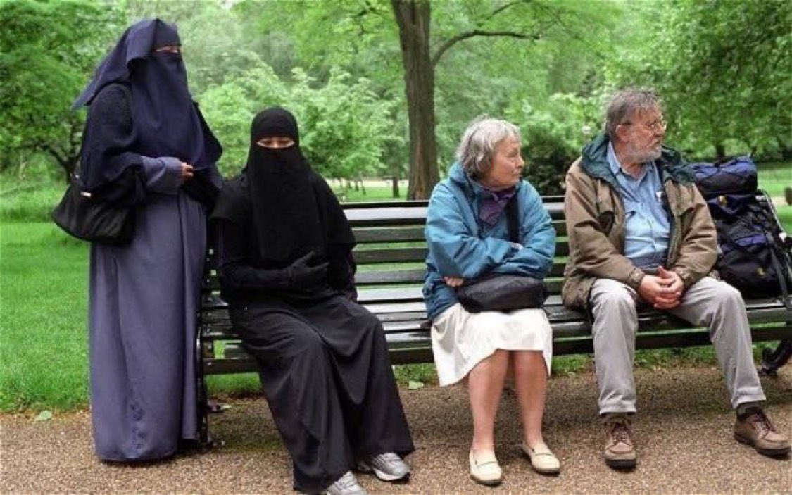 kein_Feind's tweet image. Rechts unverbesserliche Nazis und links bunte kulturelle Bereicherung.