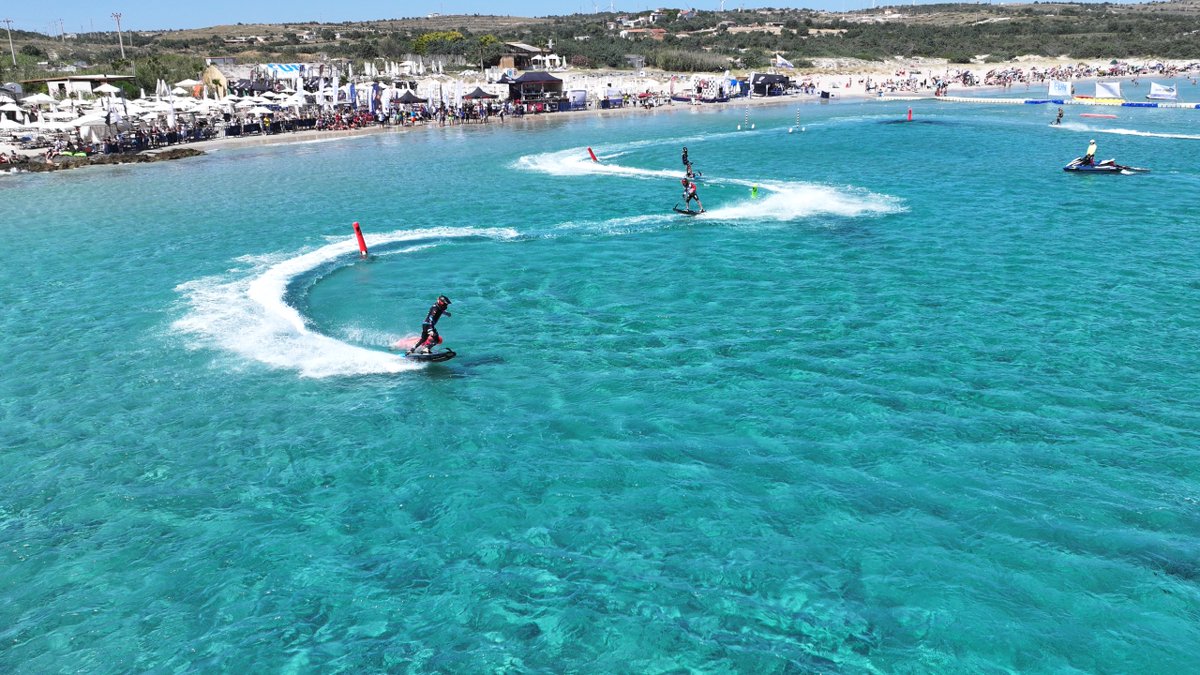 GSB_izmir's tweet photo. Türkiye’de ilk kez Çeşme’de düzenlenen Dünya Motosurf Şampiyonası, 17 ülkeden 80 sporcunun katılımıyla tamamlandı. Spor turizmi ve su sporları açısından büyük önem taşıyan organizasyon, İzmir’in uluslararası spor arenasındaki yerini güçlendirdi. https://t.co/BC29FnLH3V