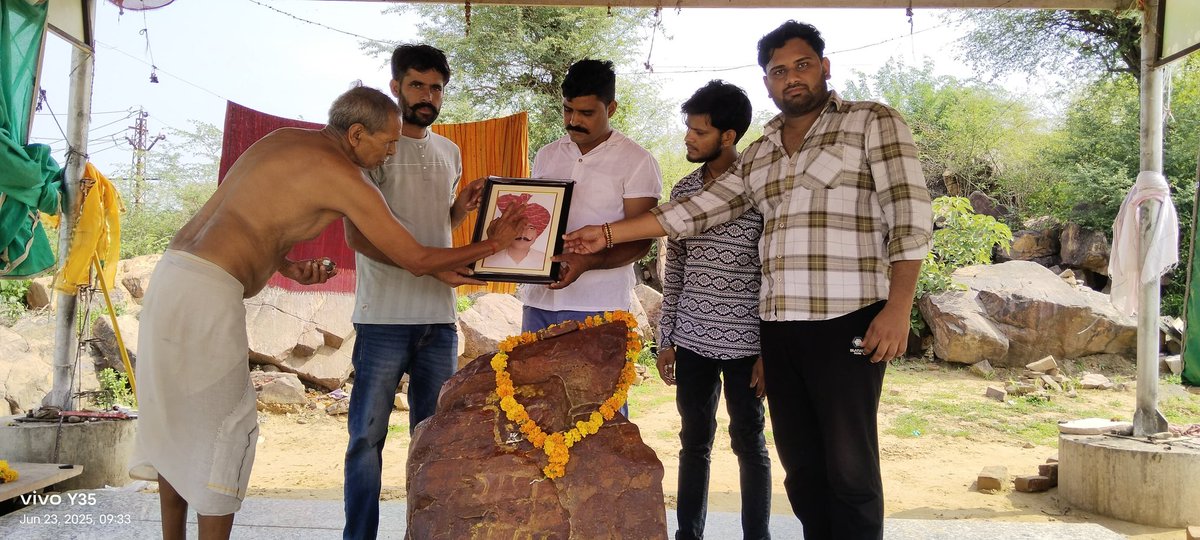 MSurajmal1's tweet photo. आज महाराजा विश्वेंद्र सिंह जी के जन्मदिन पर बरौली चौथ के युवाओं ने गिर्राज जी की तलहटी में महाराज साहब के उत्तम स्वास्थ्य व लंबी उम्र के लिए पूजा अर्चना कराई। उसके बाद गाय व बंदरों को केला वितरित किए।
अंत ���ें महाराजा सूरजमल जी की प्रतिमा पर सभी को मिठाई वितरित कर  जन्मदिन मनाया https://t.co/Aj8B3Qlo1P