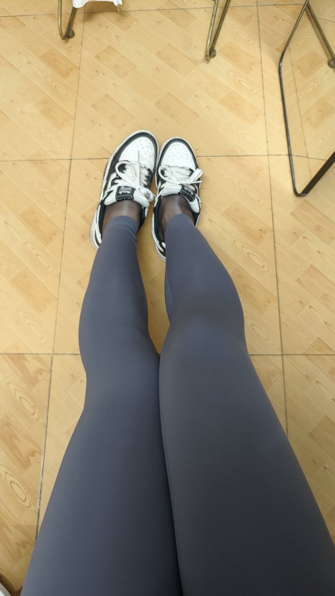 瑜伽裤+油亮黑丝
#pantyhose #cock #伪娘 #油亮丝袜 #瑜伽裤 #黑丝脚