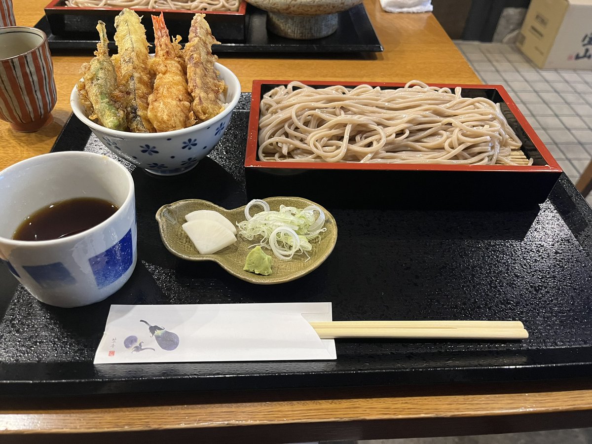 本日もお疲れ様でした！

写真は週末に食べたそばと天丼です！
とても久しぶりに蕎麦を食べたのですが、暑いのもあってか美味しかったです！

明日も頑張りましょう！

#企業公式がお疲れ様を言い合う 
#企業公式つぶやき部