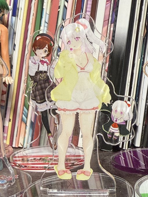 みかんさんのアクスタ届いたので、並べて撮影
 #草蔦みかん 