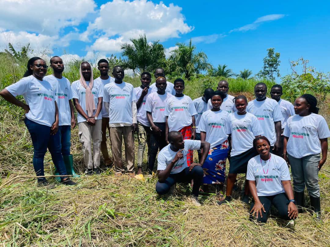 ASIIMWEMAR34811's tweet image. Let’s raise our voices for justice and sustainability!
Communities deserve to live free from exploitation and land grabbing.
Say no to harmful oil projects—our future depends on clean, fair energy.
#StopEACOP #LandRights #JustTransition #YECA